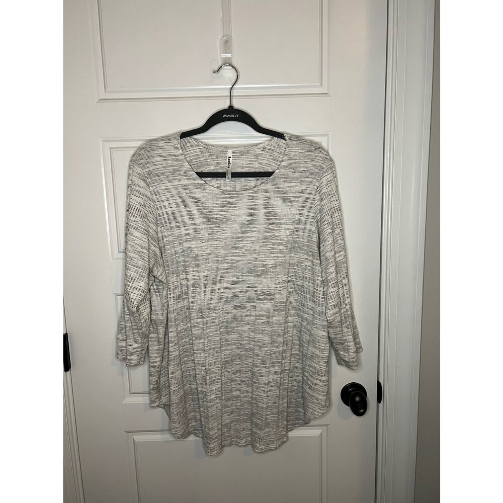 Azules 3/4 sleeve grey/white tunic with ribbed detail.